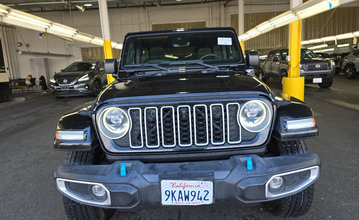 Used 2024 Jeep Wrangler Unlimited Sahara w/ Technology Group image 3