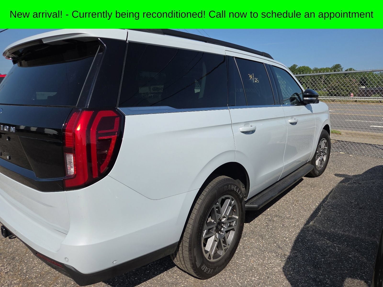 Used 2025 Ford Expedition Active RWD image 4