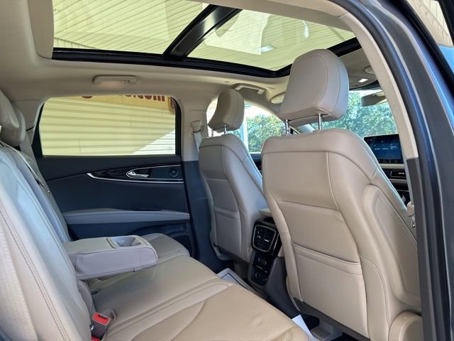 Used 2022 Lincoln Nautilus Reserve w/ Equipment Group 201A image 5