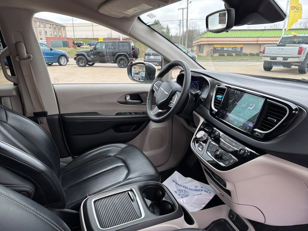 Used 2023 Chrysler Pacifica Touring-L image 13