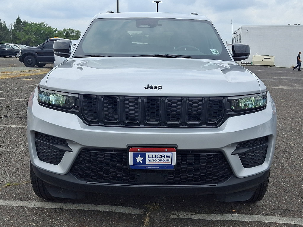 Used 2024 Jeep Grand Cherokee Altitude AWD/4WD image 4