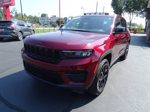 Used 2025 Jeep Grand Cherokee Altitude AWD/4WD image 2