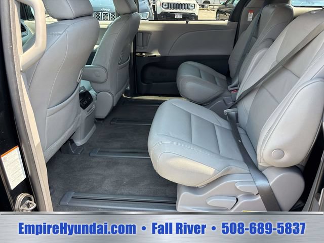 Used 2018 Toyota Sienna XLE w/ XLE Navigation Package AWD/4WD image 9