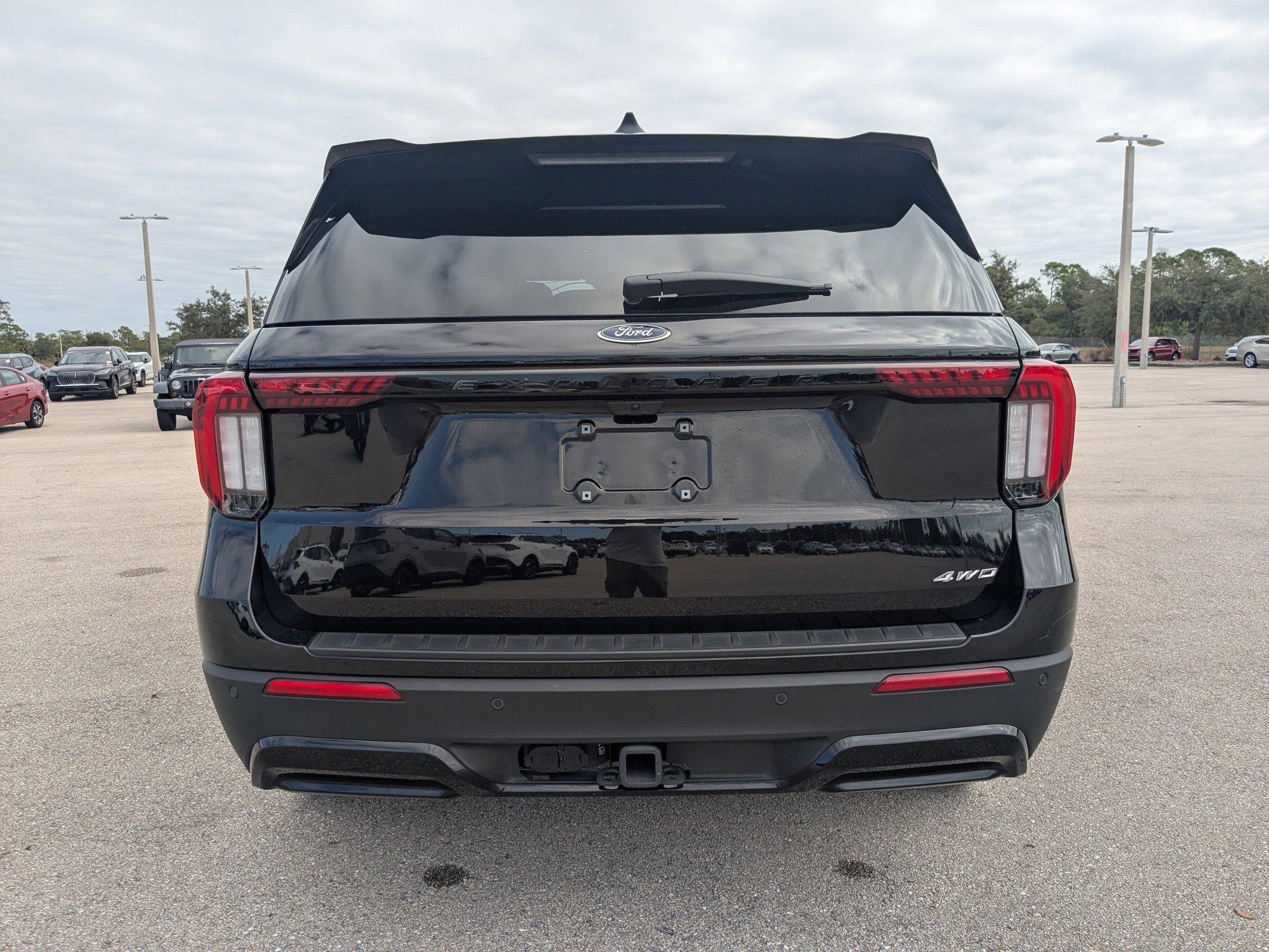 Used 2025 Ford Explorer ST-Line w/ ST-Line Street Pack image 6