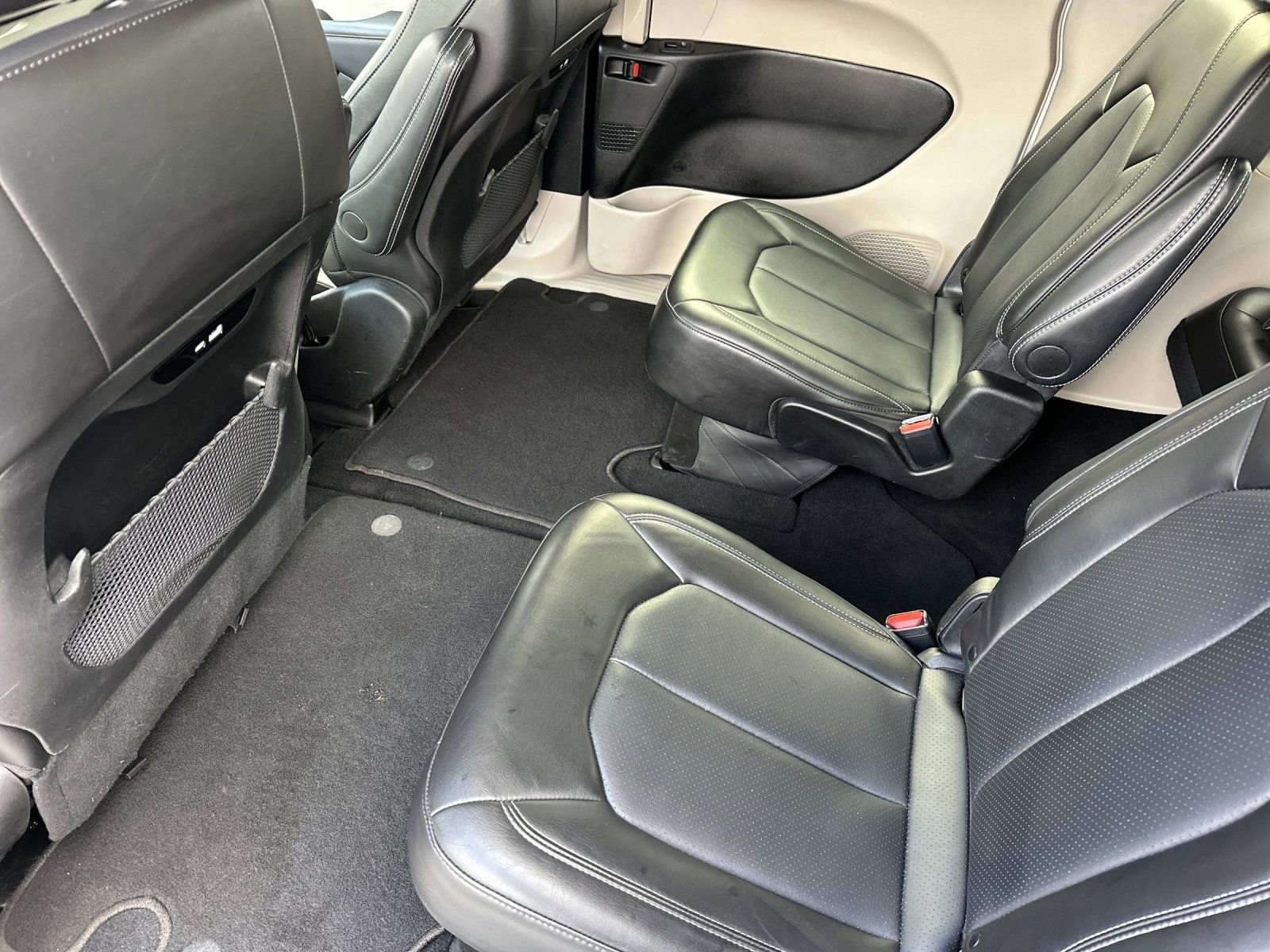 Used 2024 Chrysler Pacifica Touring-L image 12