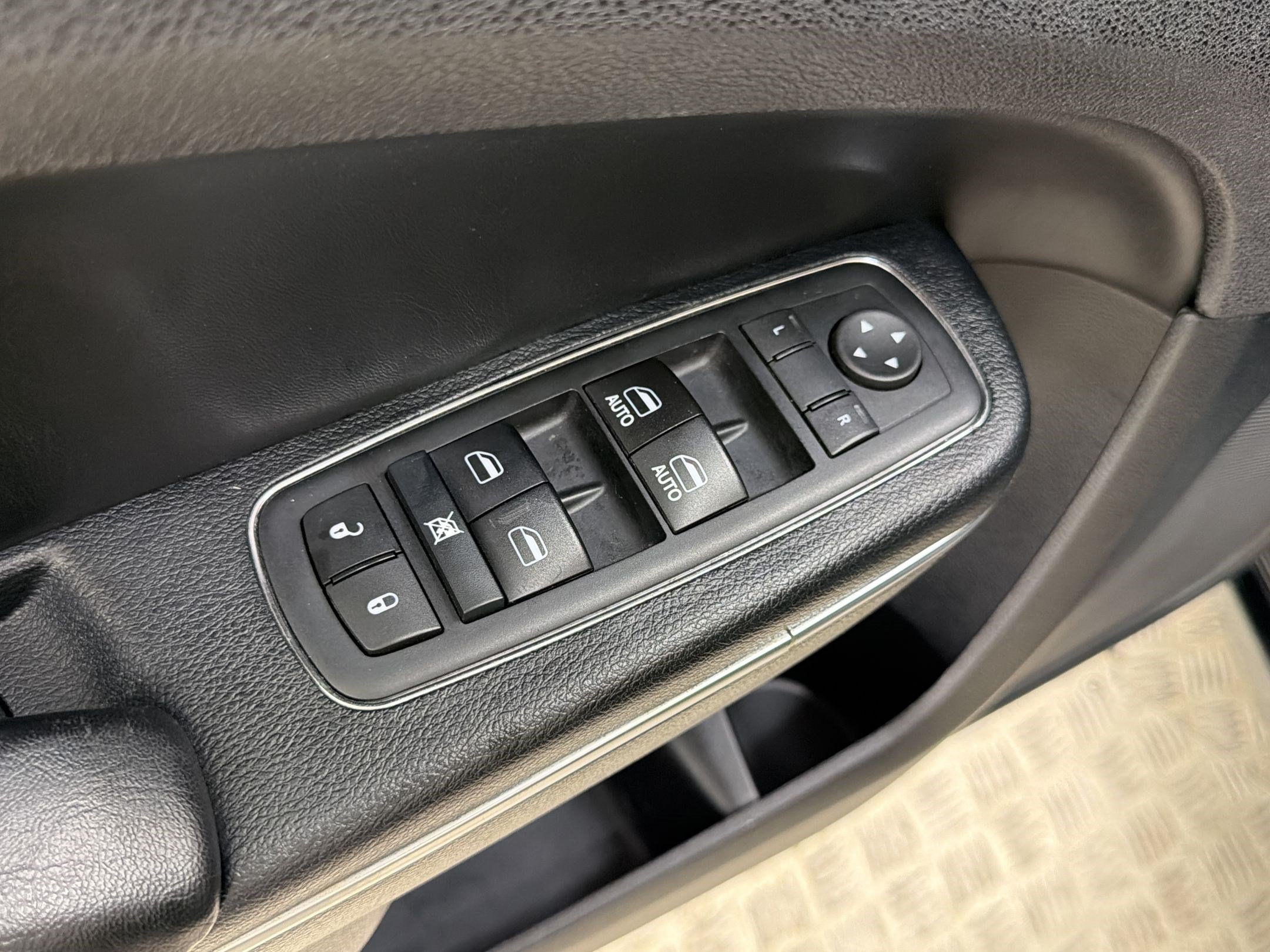 Used 2017 Chrysler 300 C RWD image 28