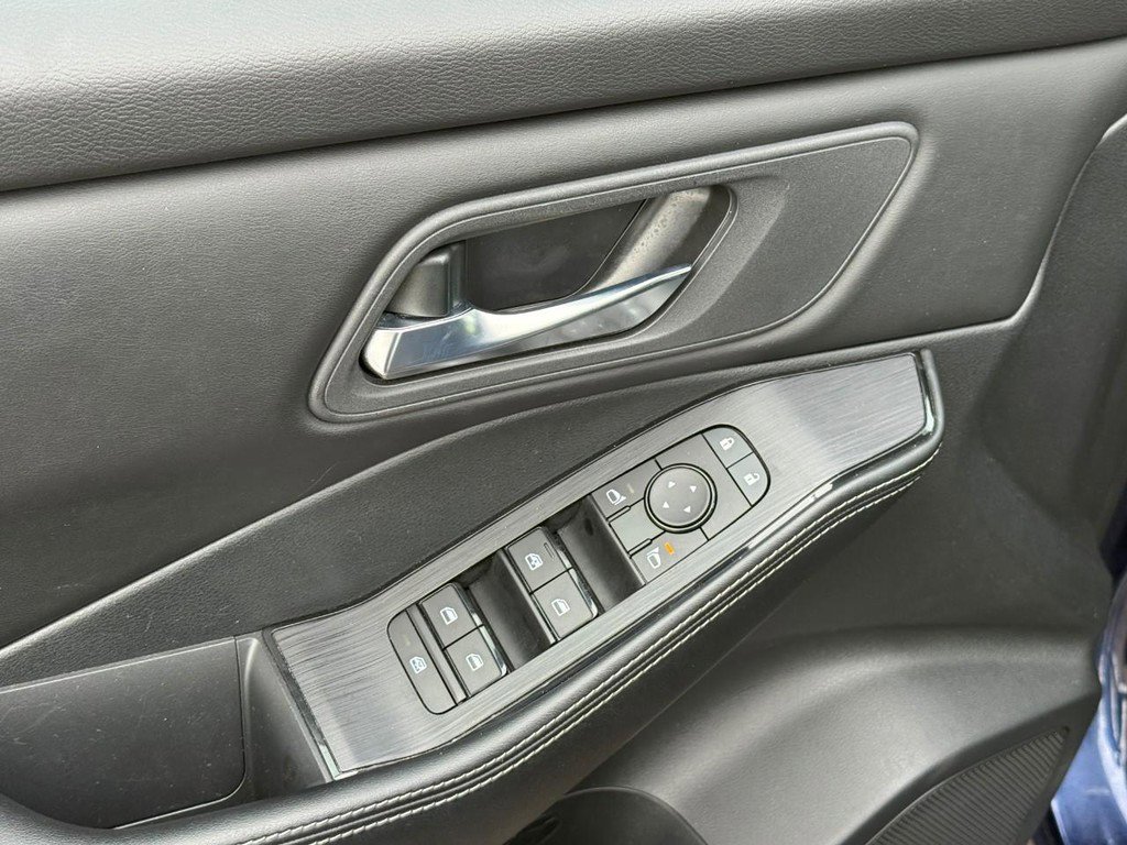 Used 2024 Nissan Rogue SV image 18