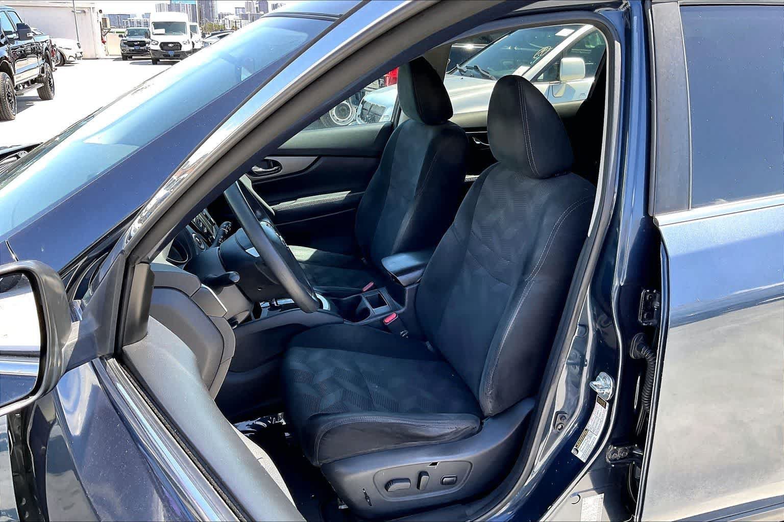 Used 2016 Nissan Rogue SV FWD image 11