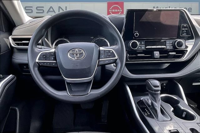 Used 2023 Toyota Highlander L FWD image 8