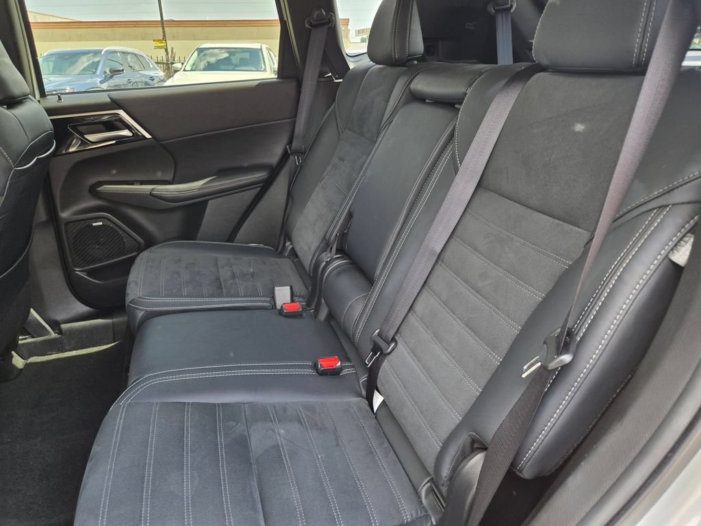 Used 2025 Mitsubishi Outlander SE AWD/4WD image 29