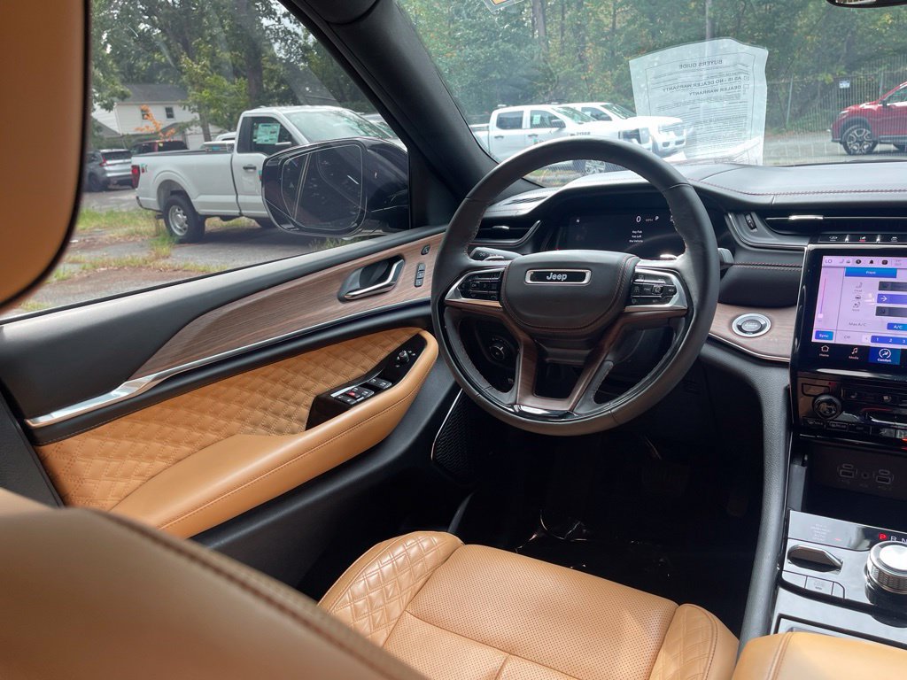 Used 2024 Jeep Grand Cherokee L Summit AWD/4WD image 9