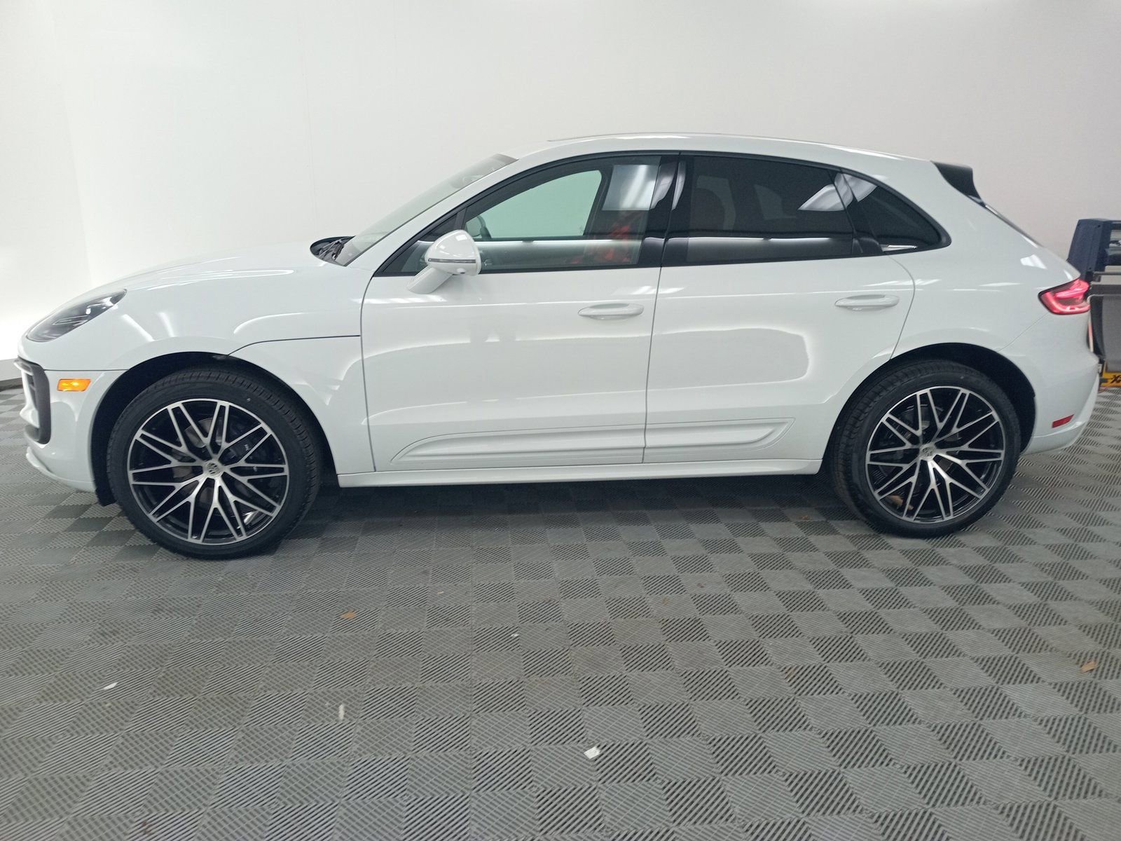 New 2026 Porsche Macan image 2