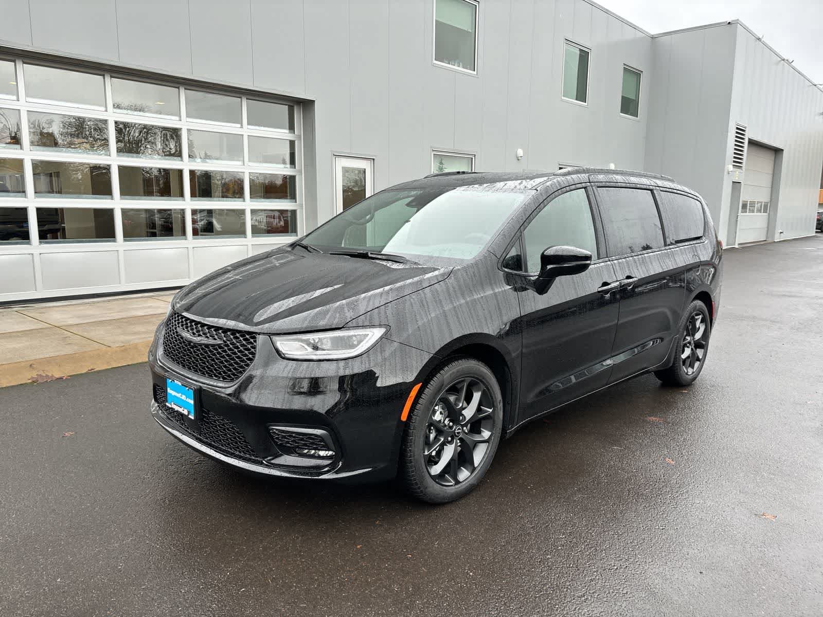 New 2026 Chrysler Pacifica Select w/ S Appearance Package