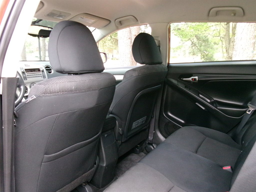 Used 2009 Pontiac Vibe w/ Preferred Package FWD image 27