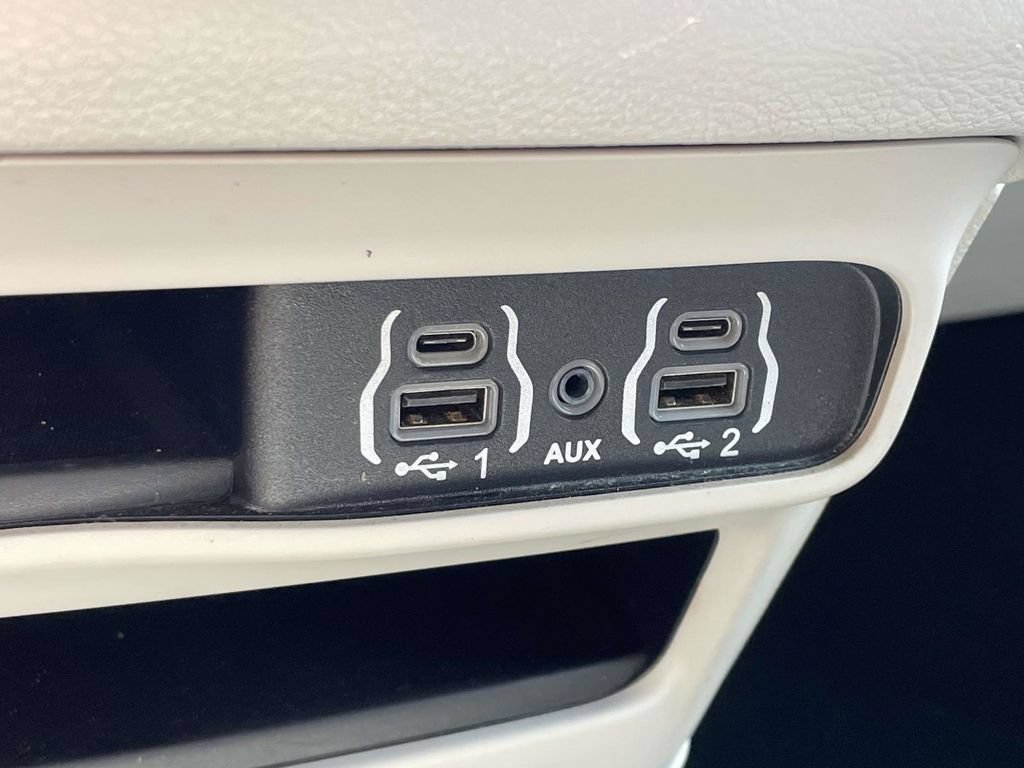 Certified 2024 Chrysler Pacifica Touring-L FWD image 40