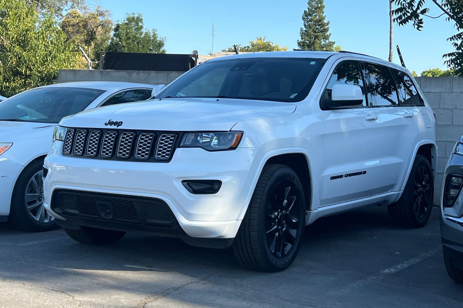 Used 2022 Jeep Grand Cherokee Laredo X RWD image 2