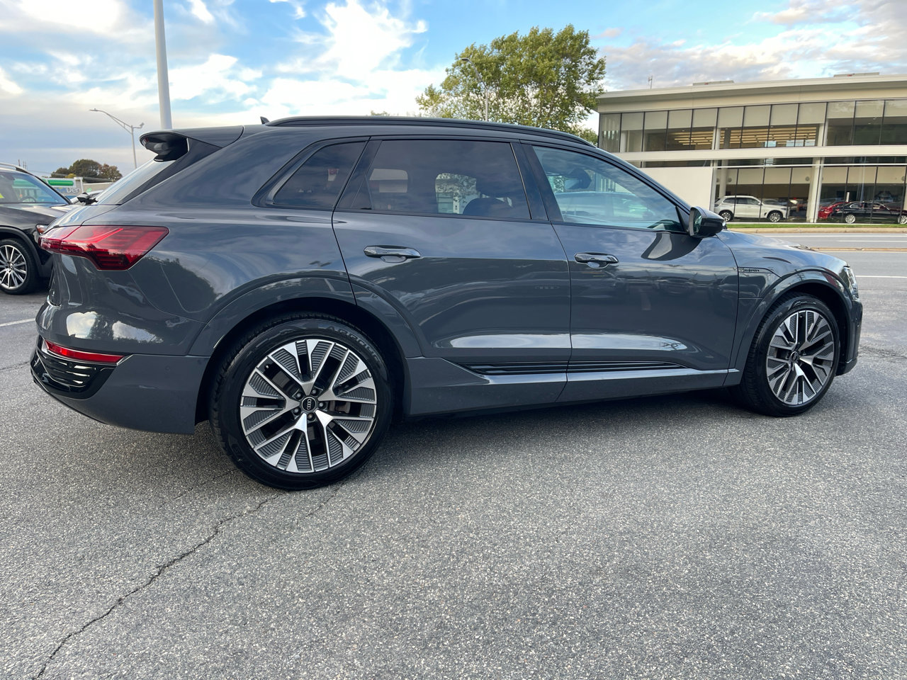 Used 2024 Audi Q8 e-tron Premium Plus w/ Premium Plus Package image 27