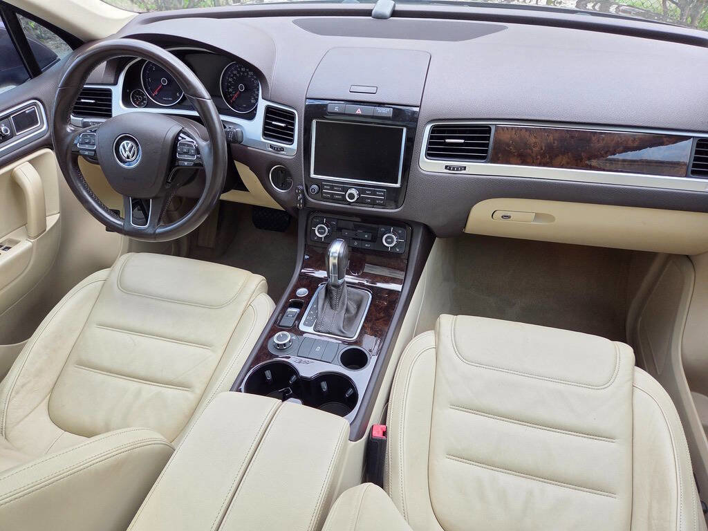 Used 2013 Volkswagen Touareg Executive AWD/4WD image 33