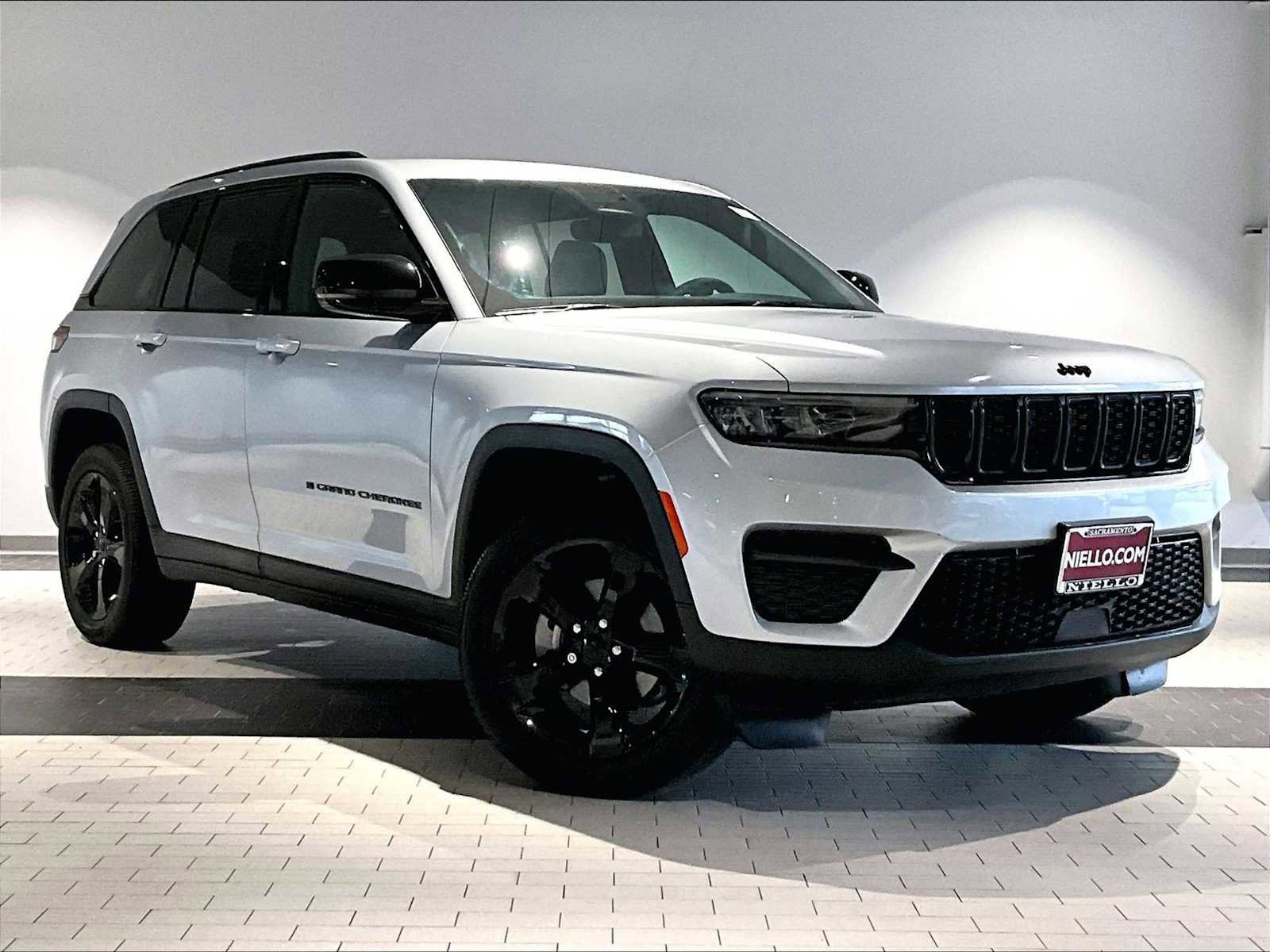 Used 2024 Jeep Grand Cherokee Altitude image 12