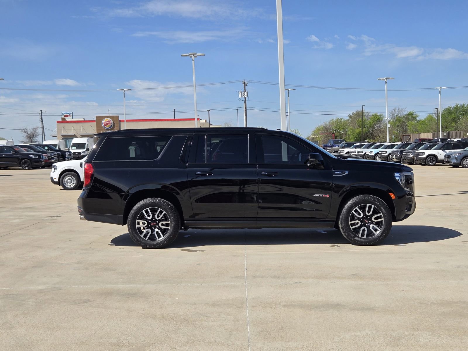 Used 2023 GMC Yukon XL AT4 w/ Technology Package image 7