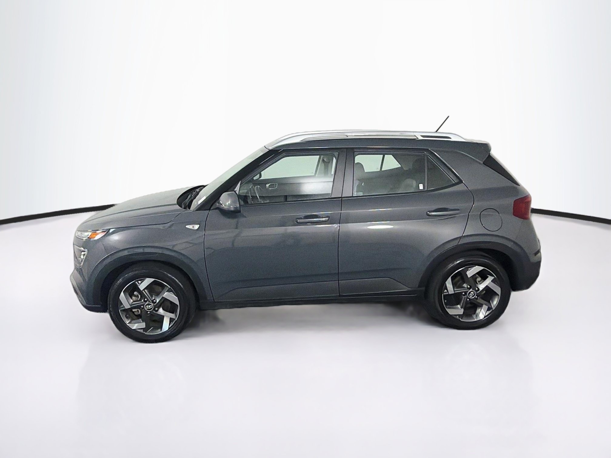 Used 2025 Hyundai Venue SEL FWD image 4