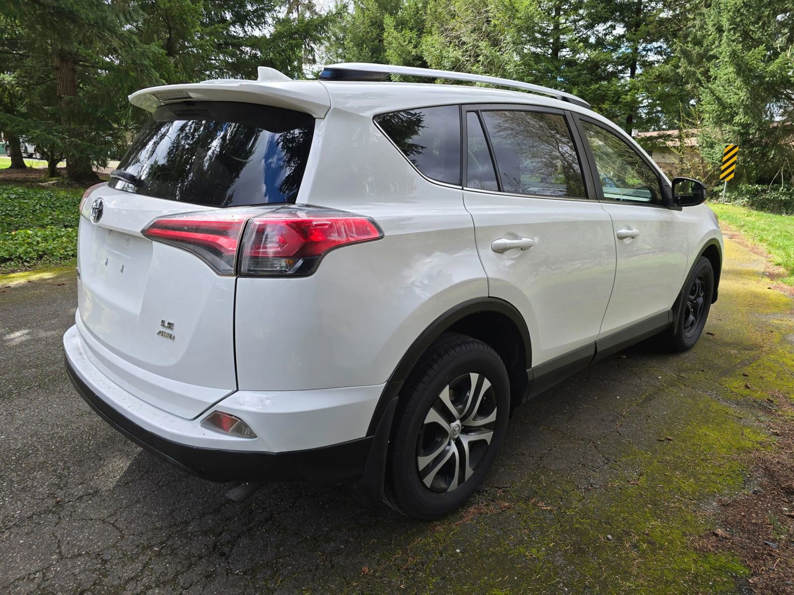 Used 2016 Toyota RAV4 LE AWD/4WD image 6