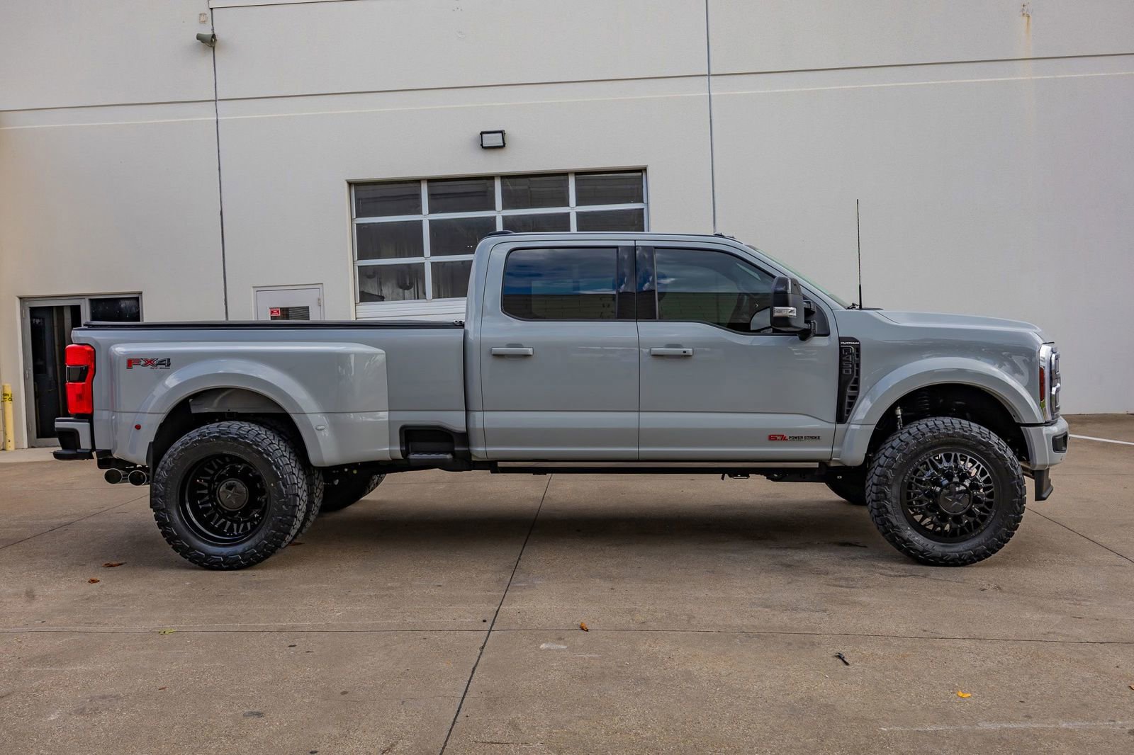 Used 2025 Ford F450 Platinum w/ FX4 Off-Road Package AWD/4WD image 11