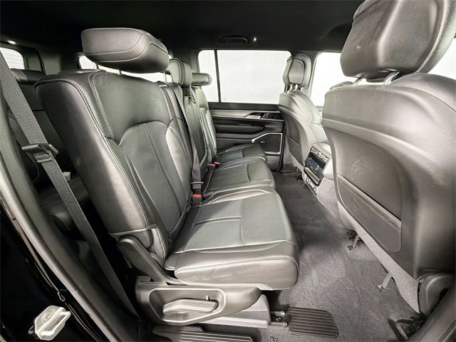 Used 2025 Jeep Wagoneer 4WD image 32