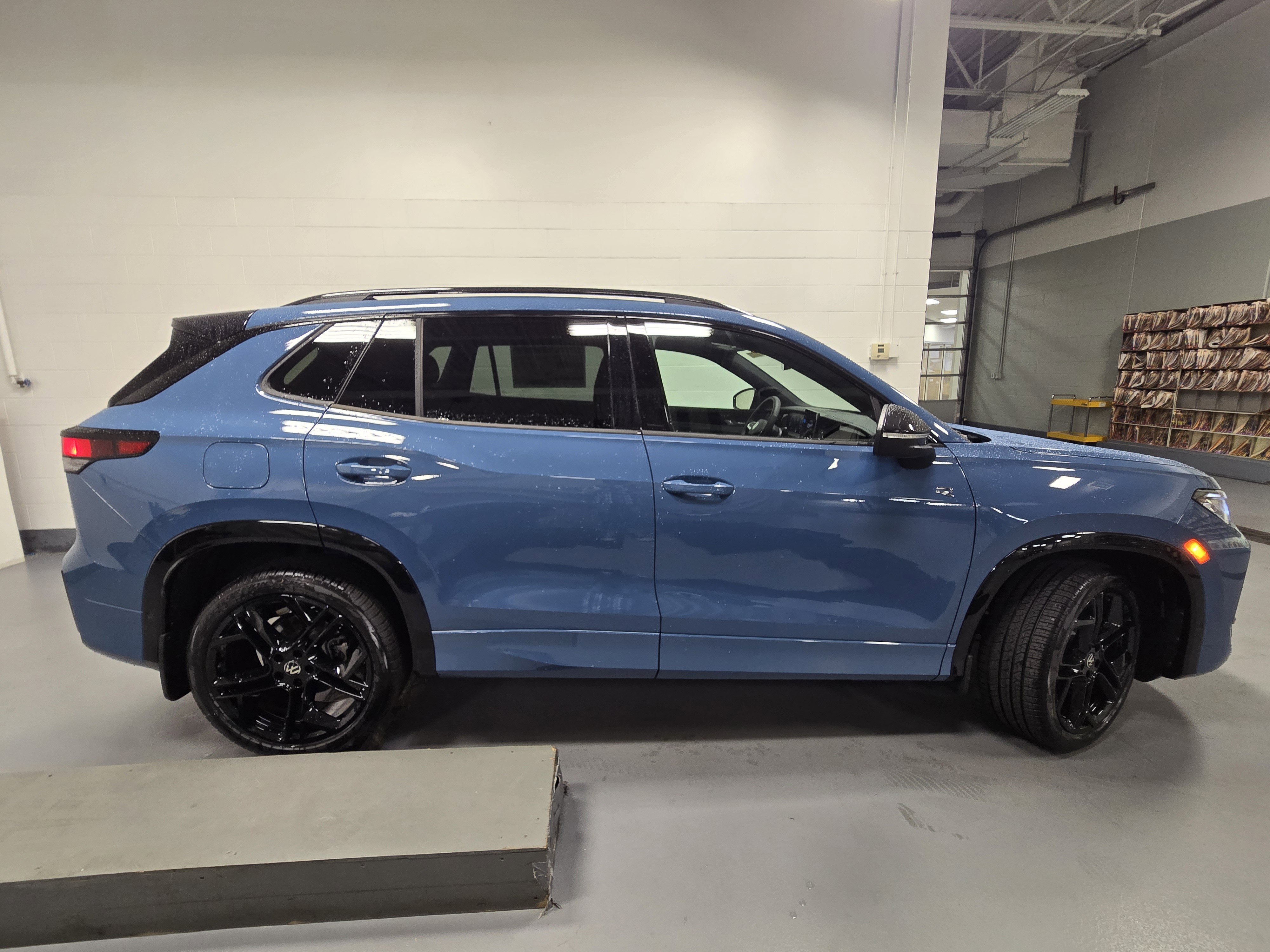 New 2025 Volkswagen Tiguan SE R-Line image 7