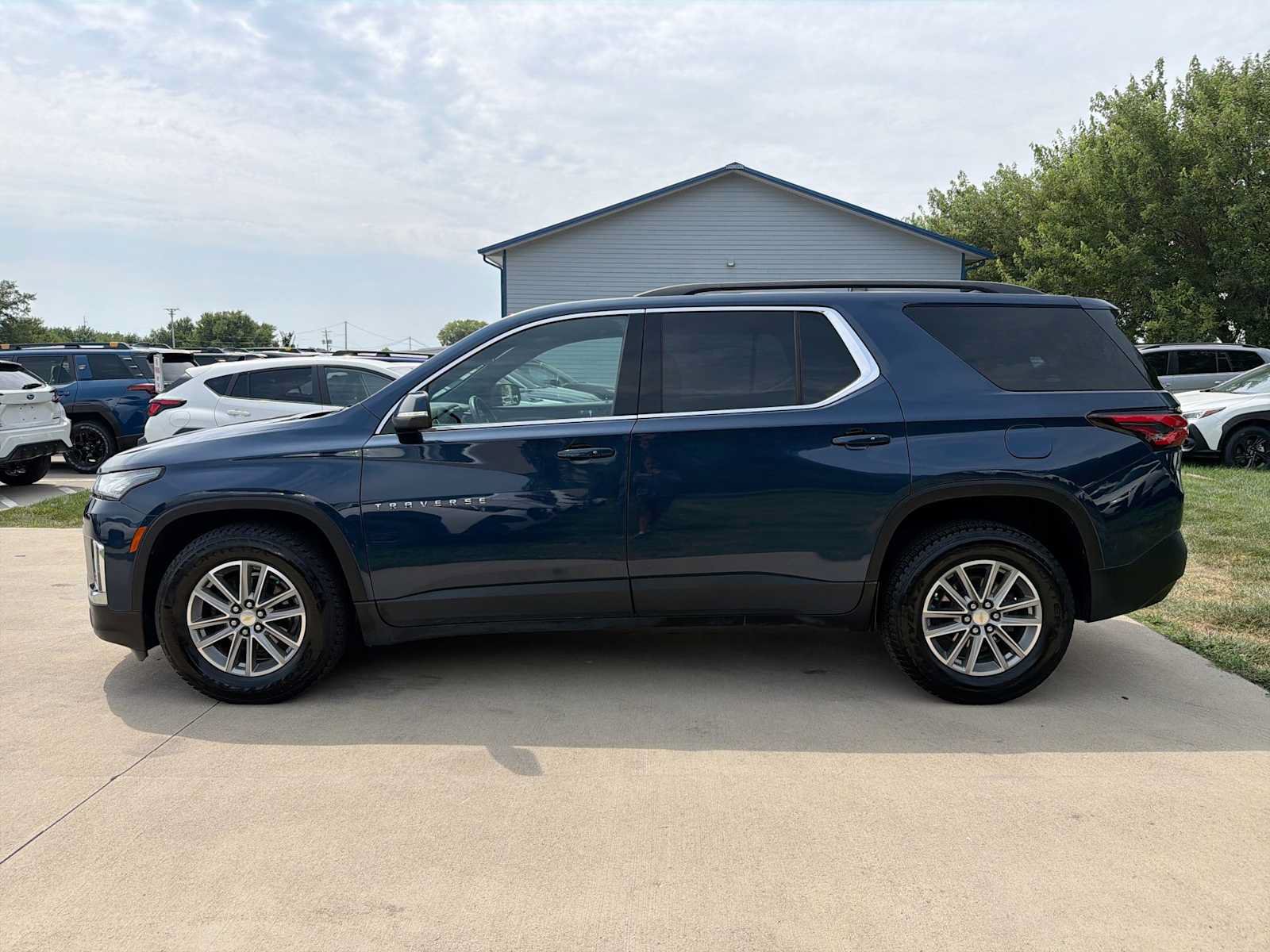 Used 2023 Chevrolet Traverse LT AWD/4WD image 3