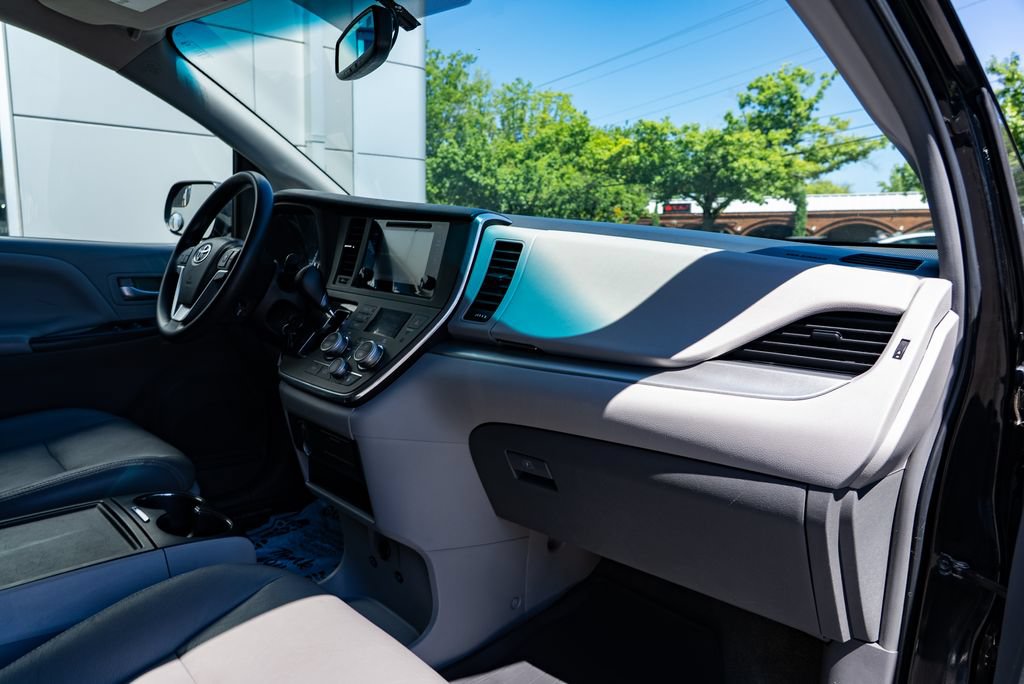 Used 2015 Toyota Sienna LE FWD image 26