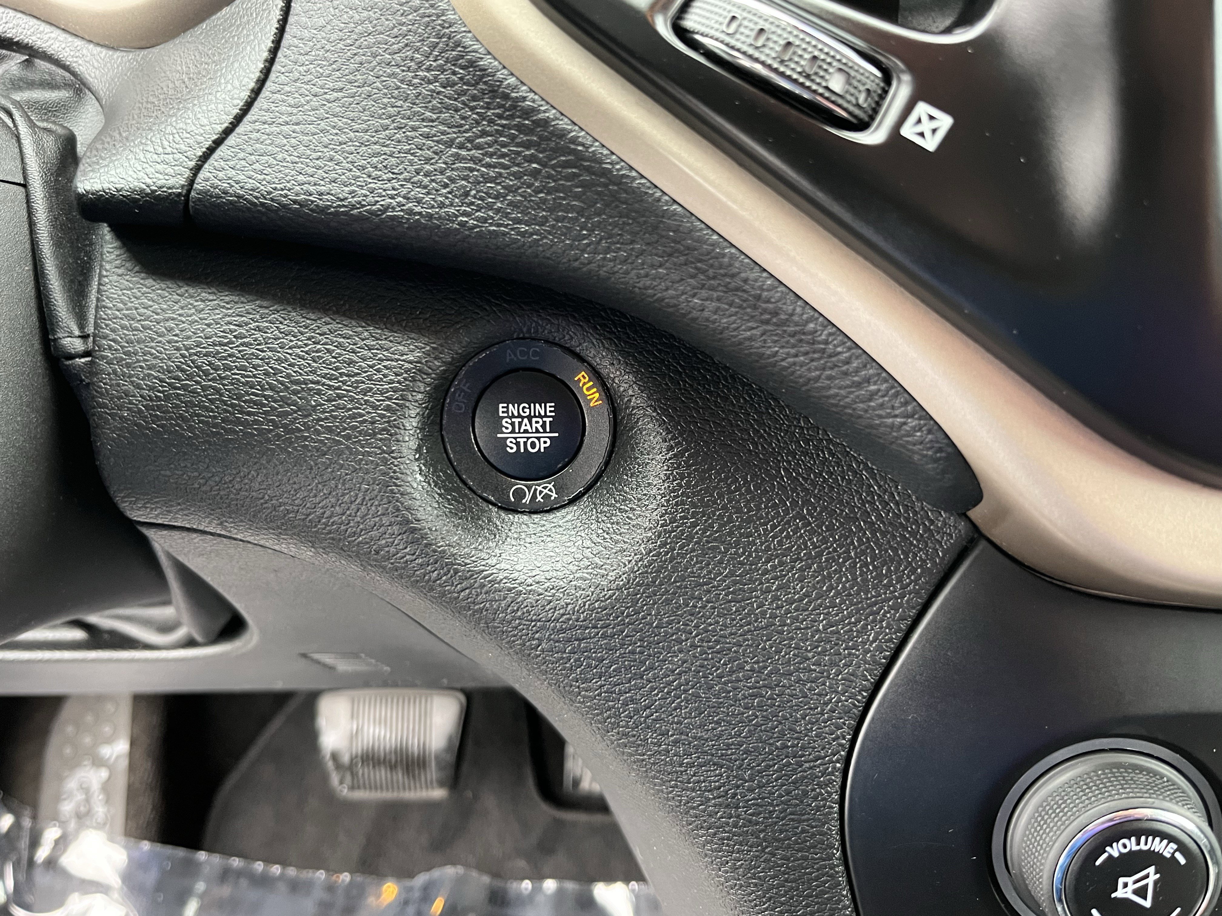 Used 2015 Jeep Cherokee Latitude w/ Comfort/Convenience Group image 24