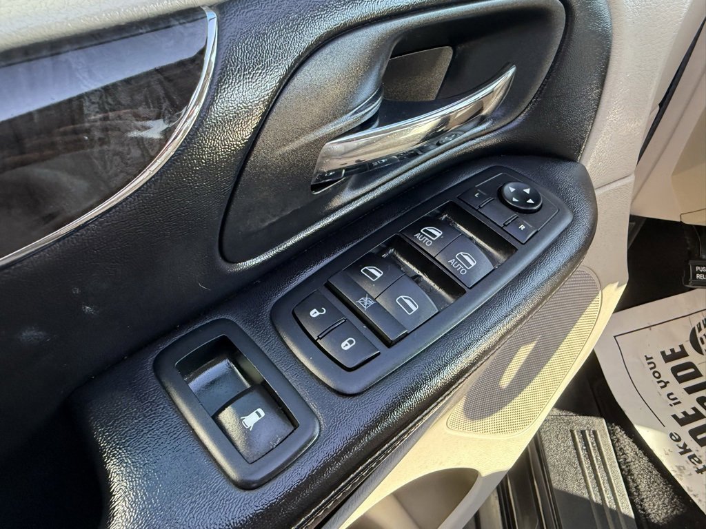 Used 2013 Chrysler Town & Country Touring image 16