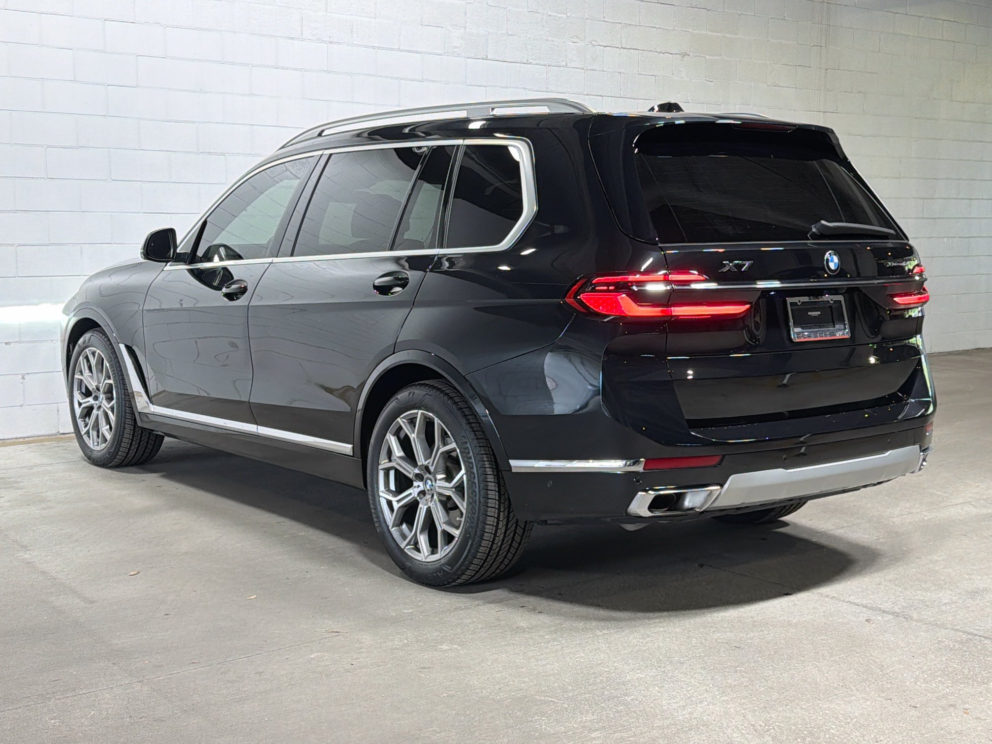 Used 2023 BMW X7 xDrive40i w/ Premium Package AWD/4WD image 3