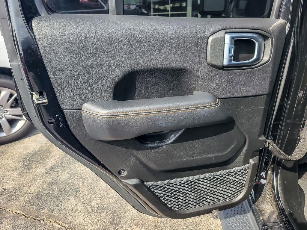 Used 2022 Jeep Wrangler Unlimited Sahara AWD/4WD image 19