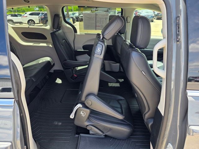 Certified 2022 Chrysler Pacifica Touring-L FWD image 16