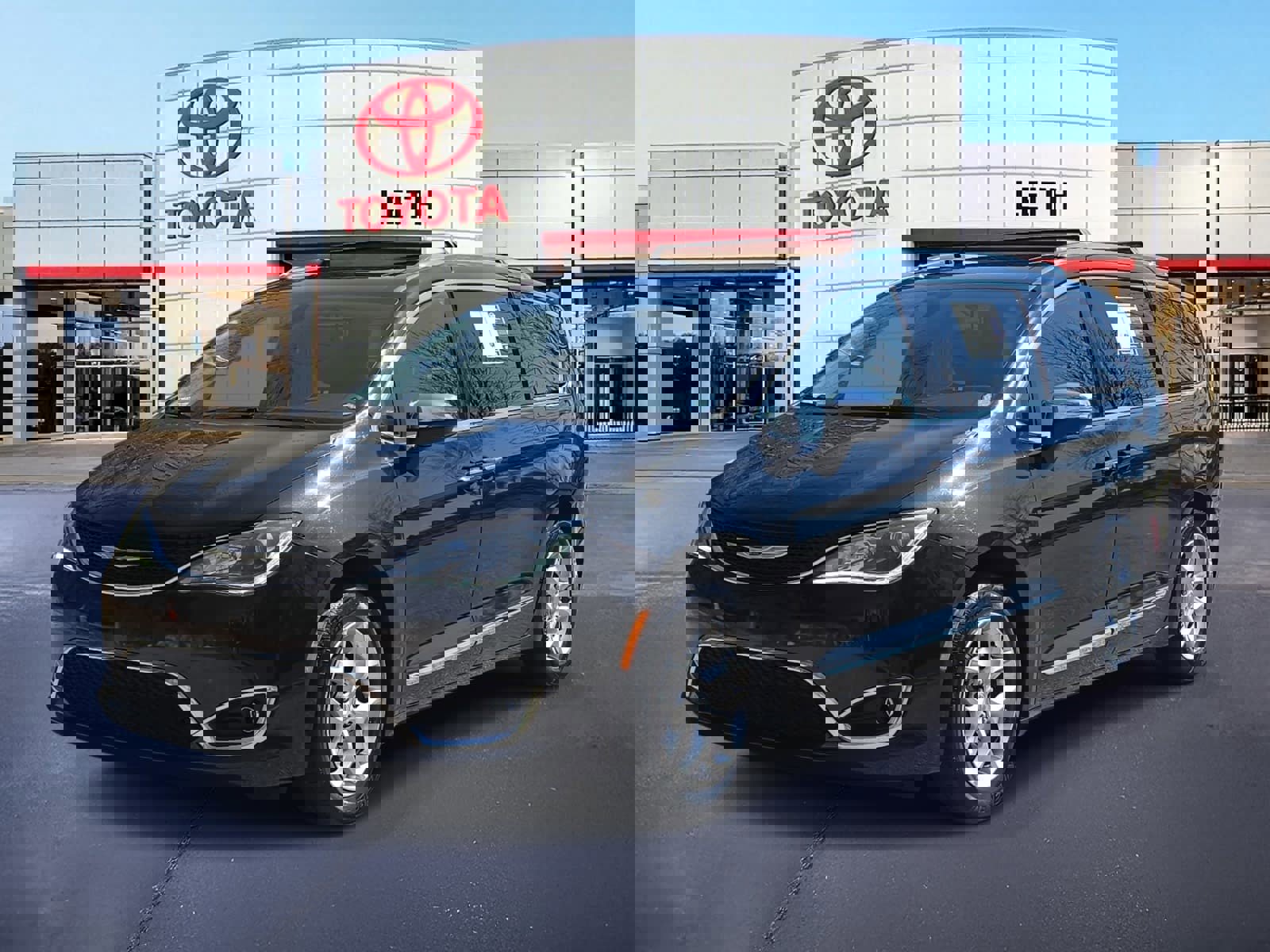 Used 2020 Chrysler Pacifica Limited image 1