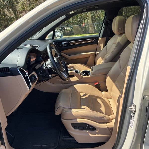 Used 2022 Porsche Cayenne Platinum Edition image 7