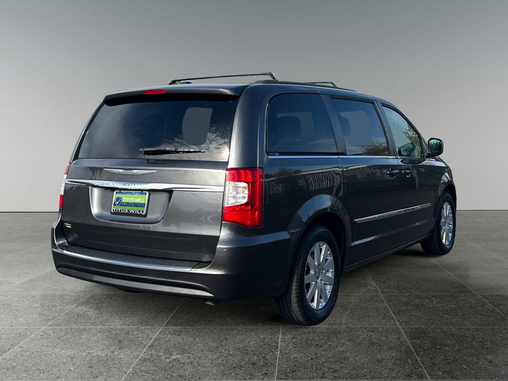 Used 2016 Chrysler Town & Country Touring FWD image 10