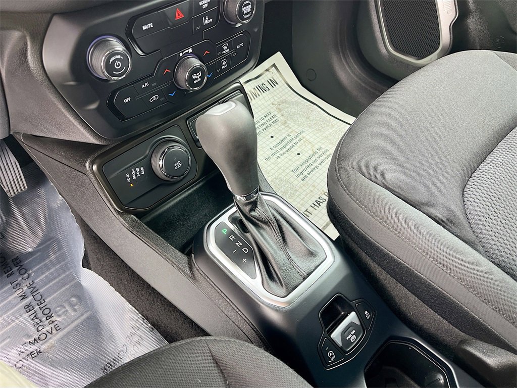 Used 2023 Jeep Renegade Latitude w/ Premium Group image 17