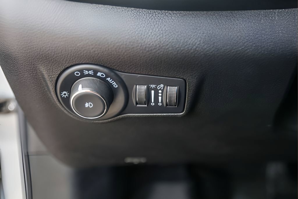 Used 2025 Jeep Compass Limited AWD/4WD image 16