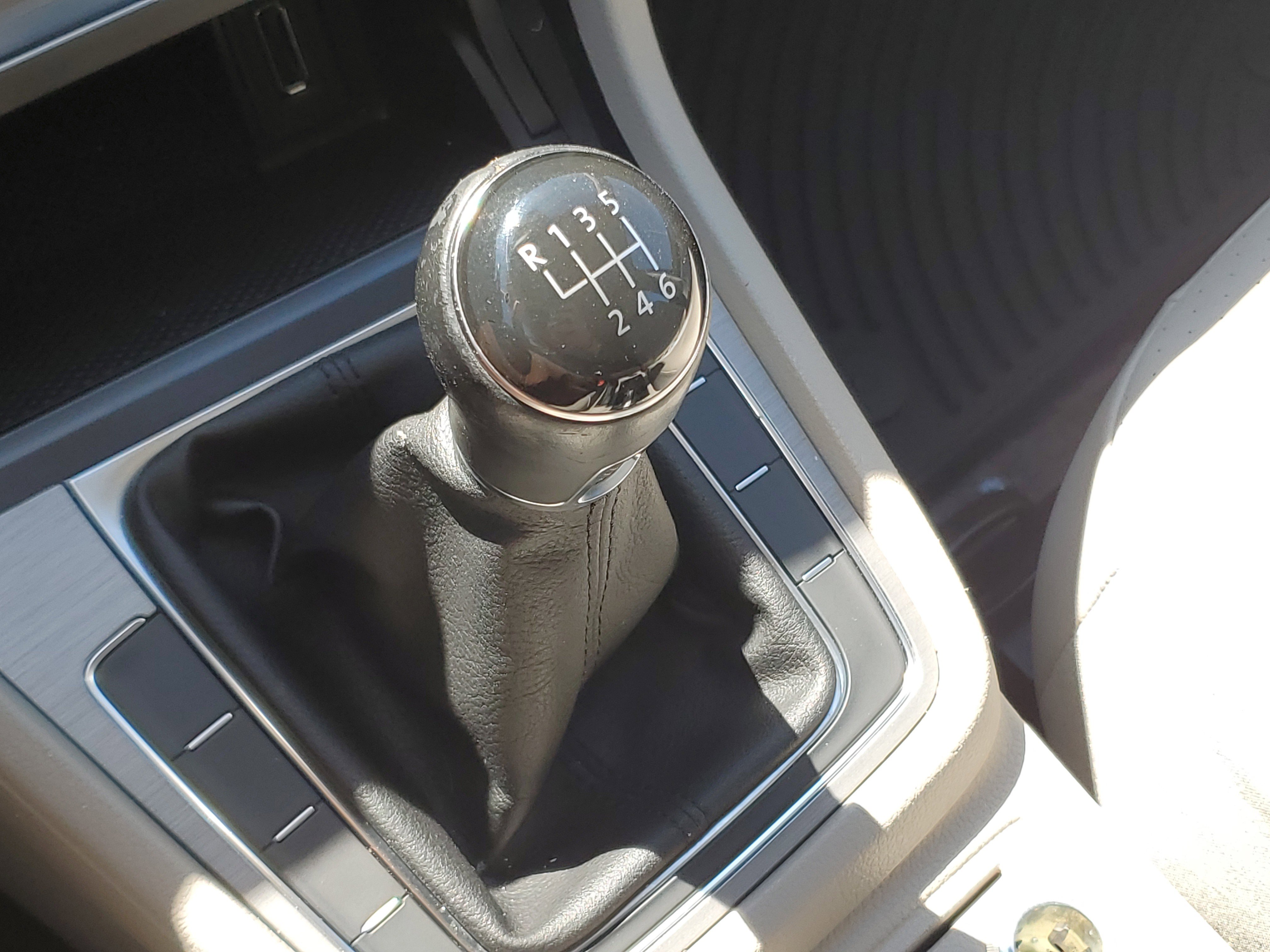 Used 2015 Volkswagen Golf TDI S image 26