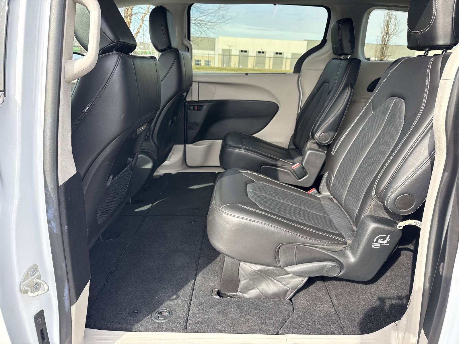 Used 2024 Chrysler Pacifica Touring-L image 22