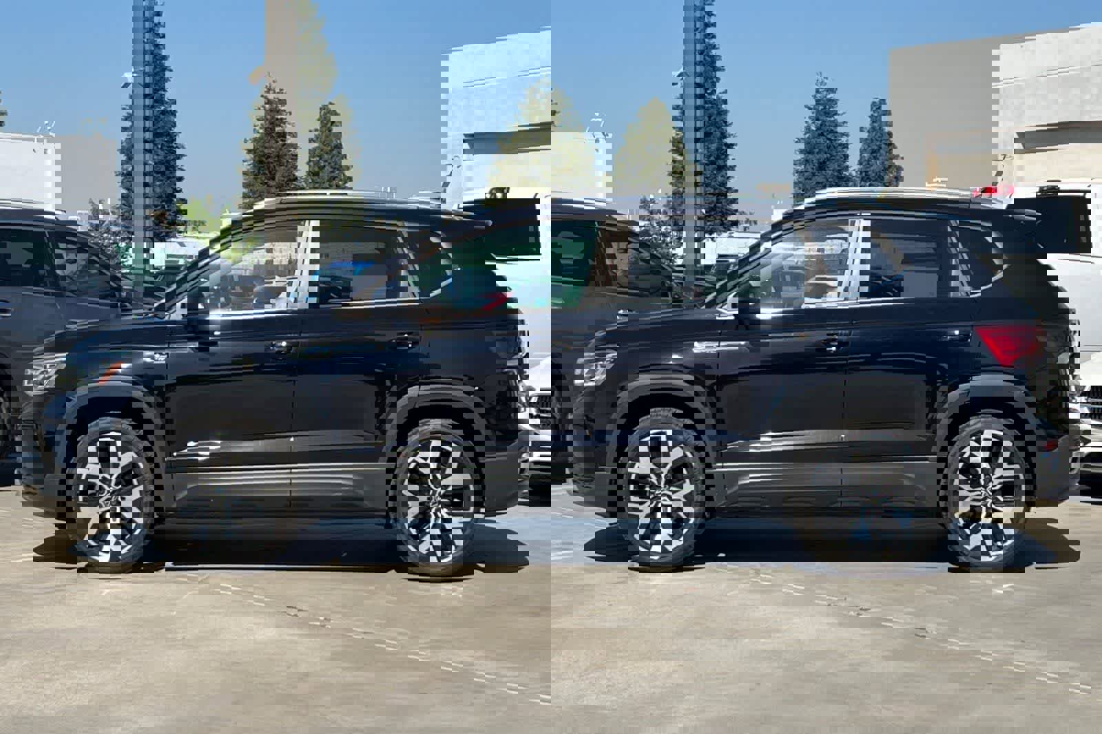 Used 2023 Volkswagen Taos SEL image 6