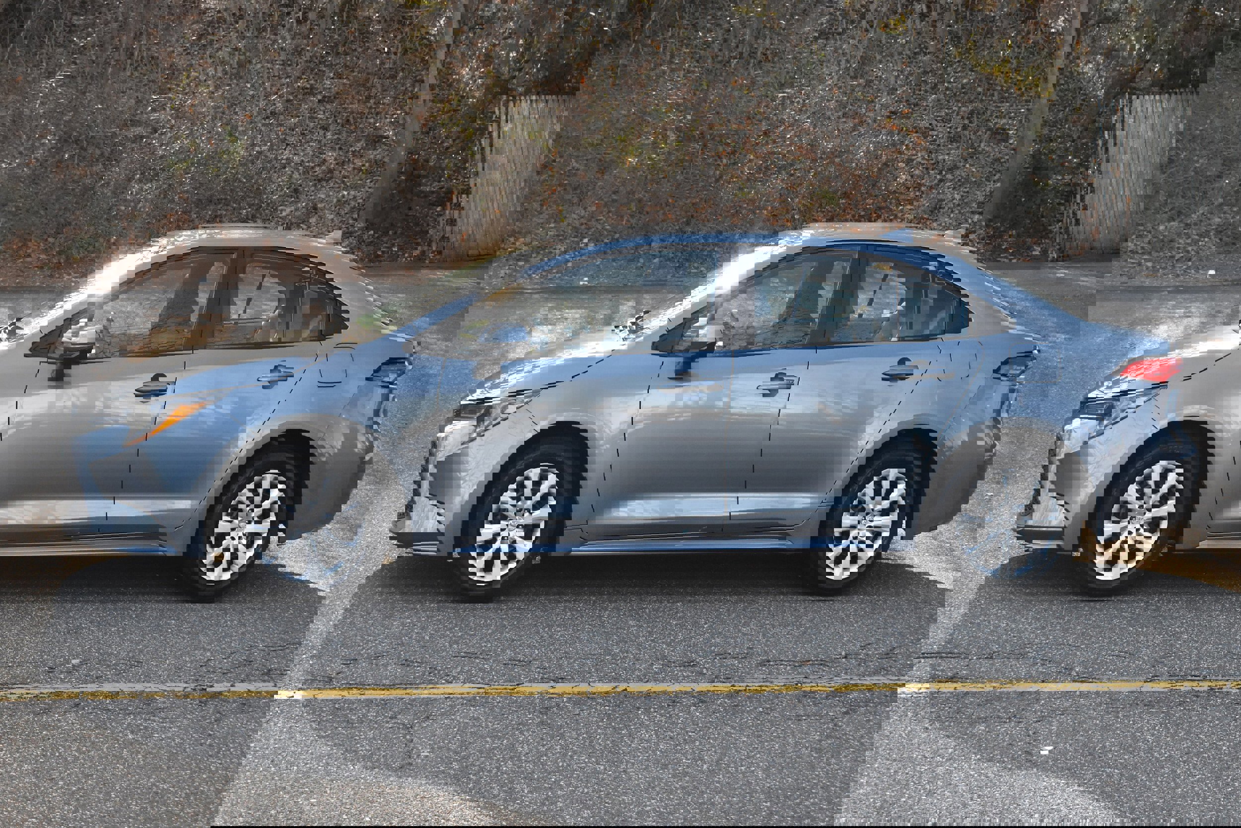 Used 2022 Toyota Corolla LE image 3