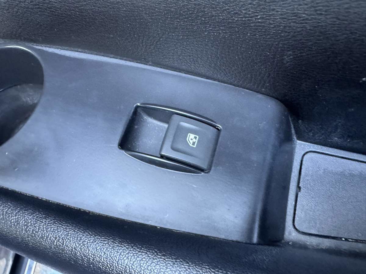 Used 2018 Cadillac Escalade Premium Luxury image 40