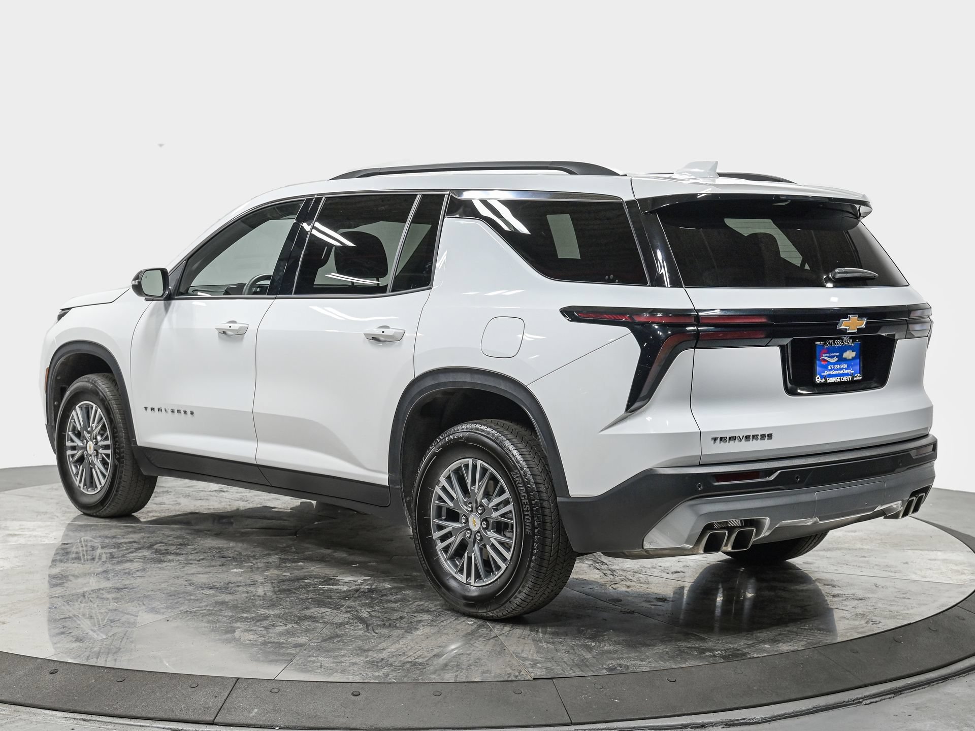 Used 2025 Chevrolet Traverse LT FWD image 4