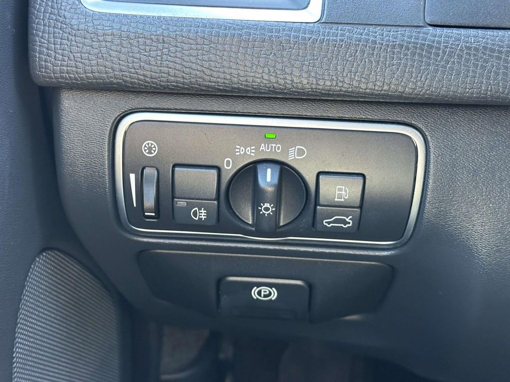 Used 2017 Volvo XC60 T6 R-Design w/ Climate Package image 23