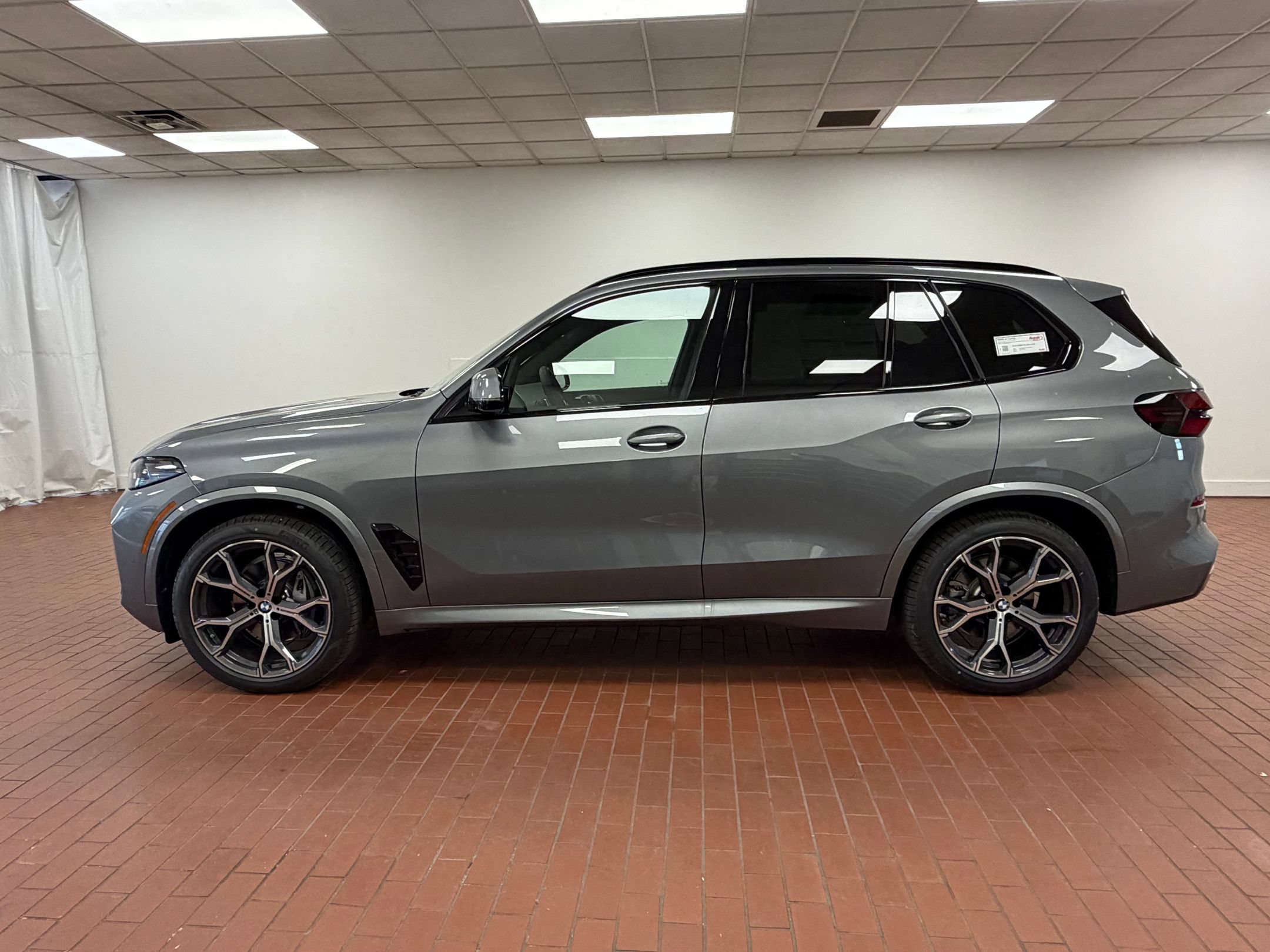 Used 2026 BMW X5 xDrive40i w/ M Sport Package AWD/4WD image 2