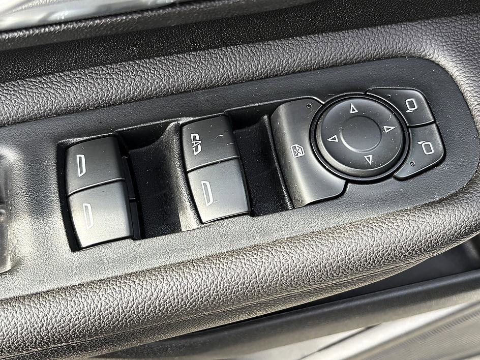 Used 2022 GMC Terrain SLE w/ Driver Convenience Package image 16